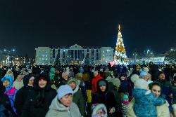 На Фонтанной площади им. Р.З. Салахова зажгли огни на главной ёлке города
